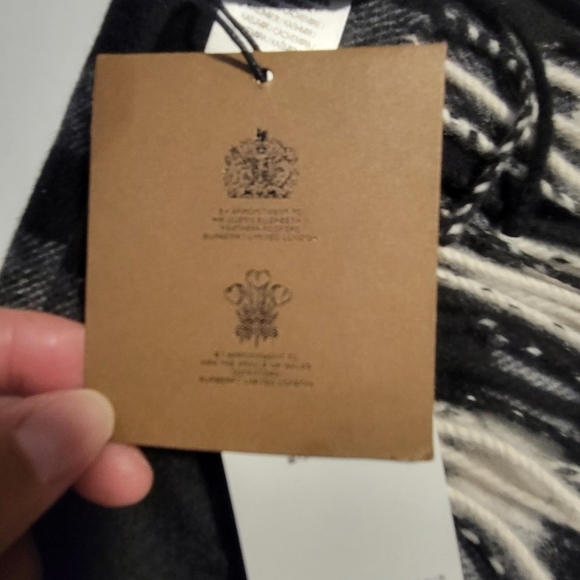 BURBERRY NWT Check  100% CASHMERE Scarf. - Picture 4 of 16